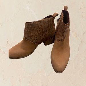 NWOT Tom’s Leilani Suede Cheetah Block Heel Boots size 9
